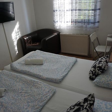 Majus 1 Vendeghaz - Torony Hotell Exteriör bild