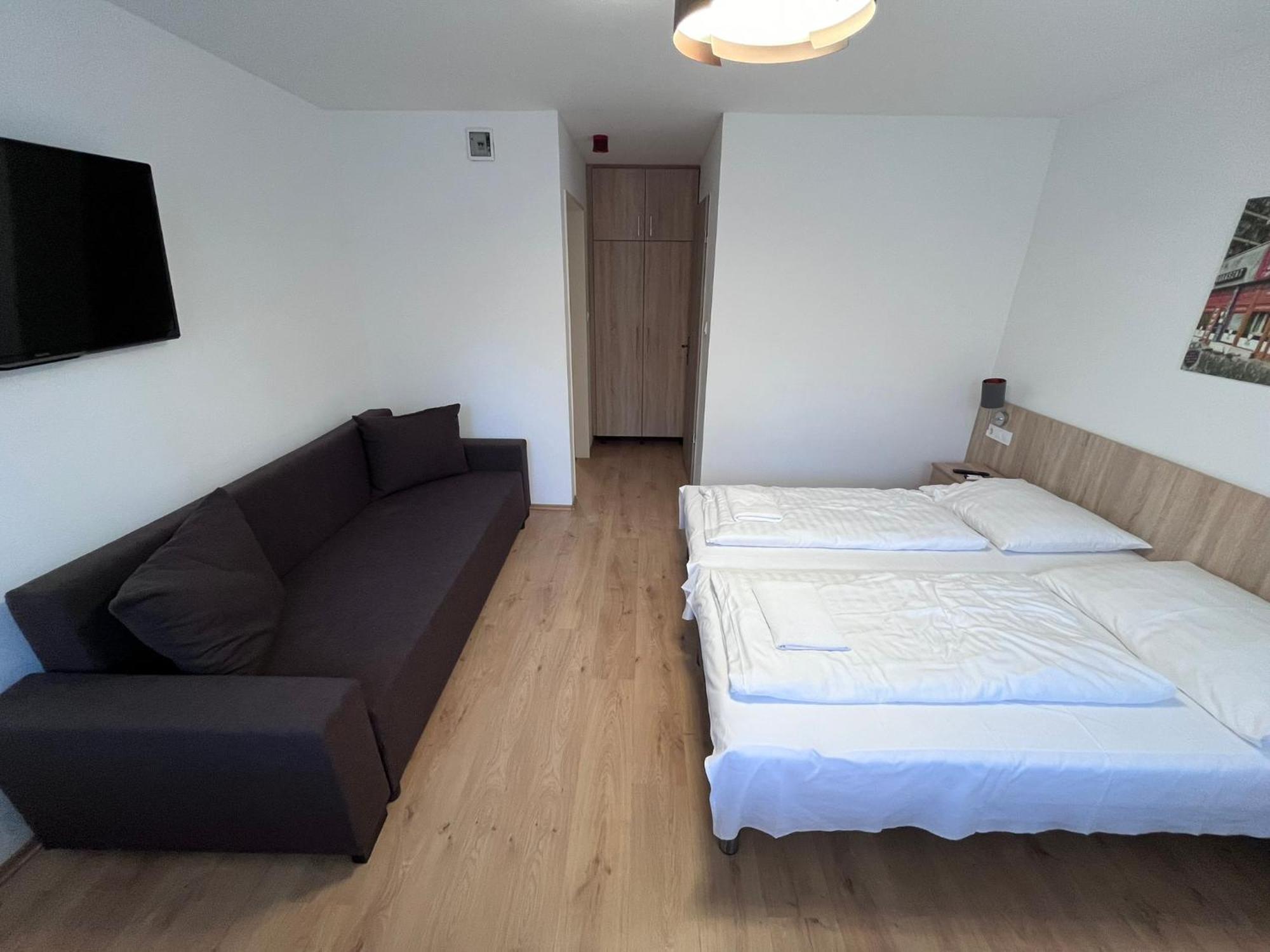 Majus 1 Vendeghaz - Torony Hotell Exteriör bild