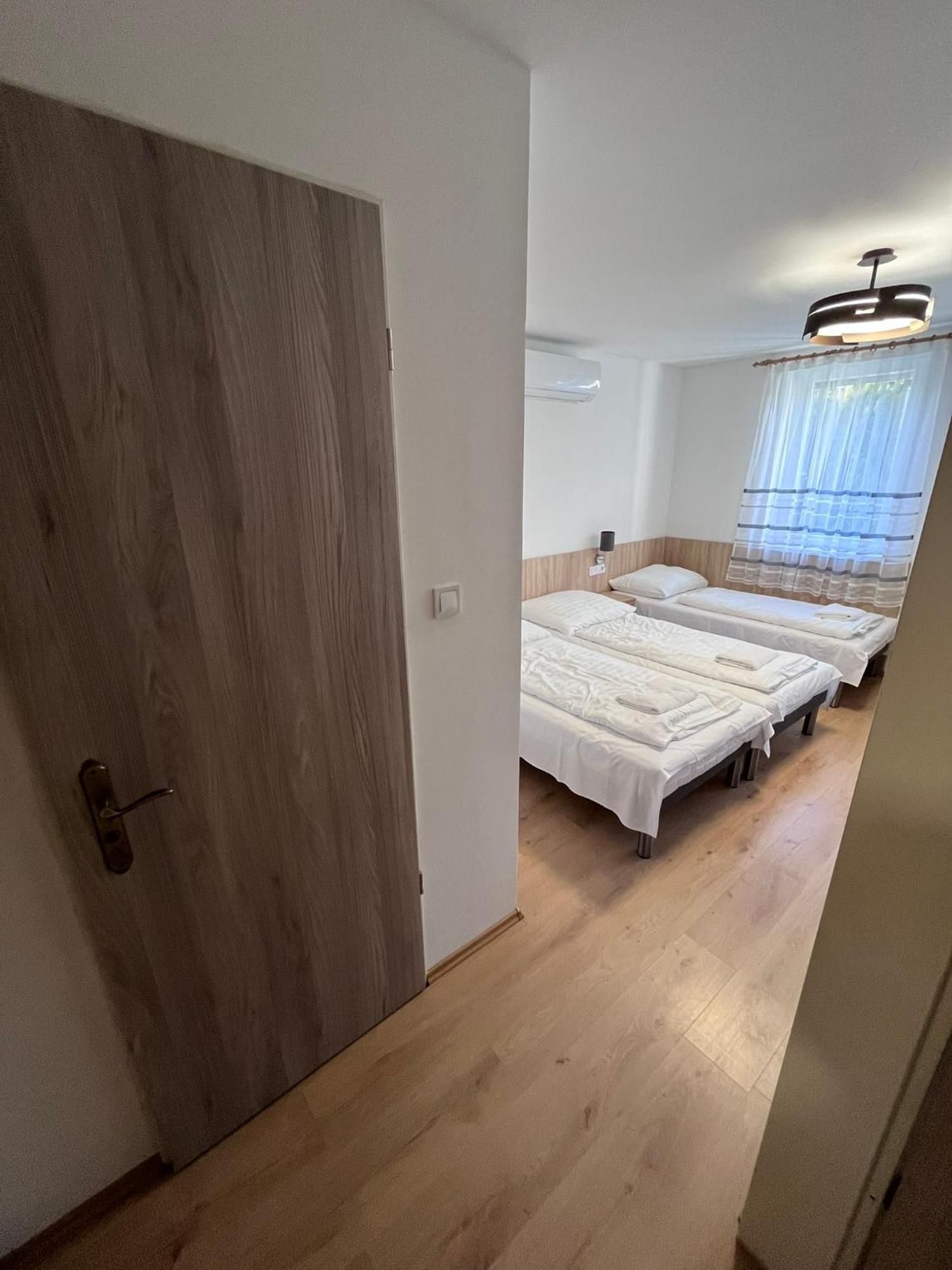 Majus 1 Vendeghaz - Torony Hotell Exteriör bild