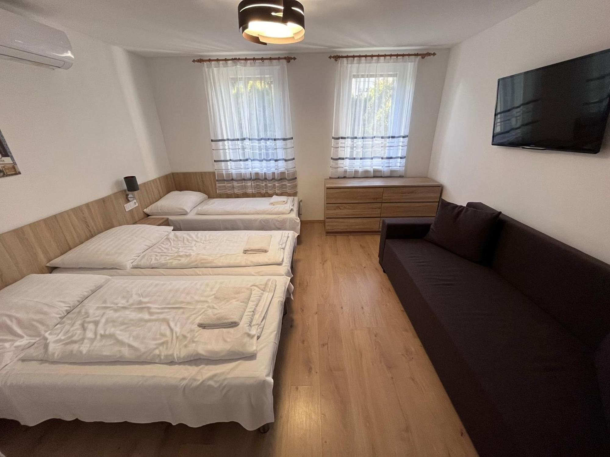 Majus 1 Vendeghaz - Torony Hotell Exteriör bild