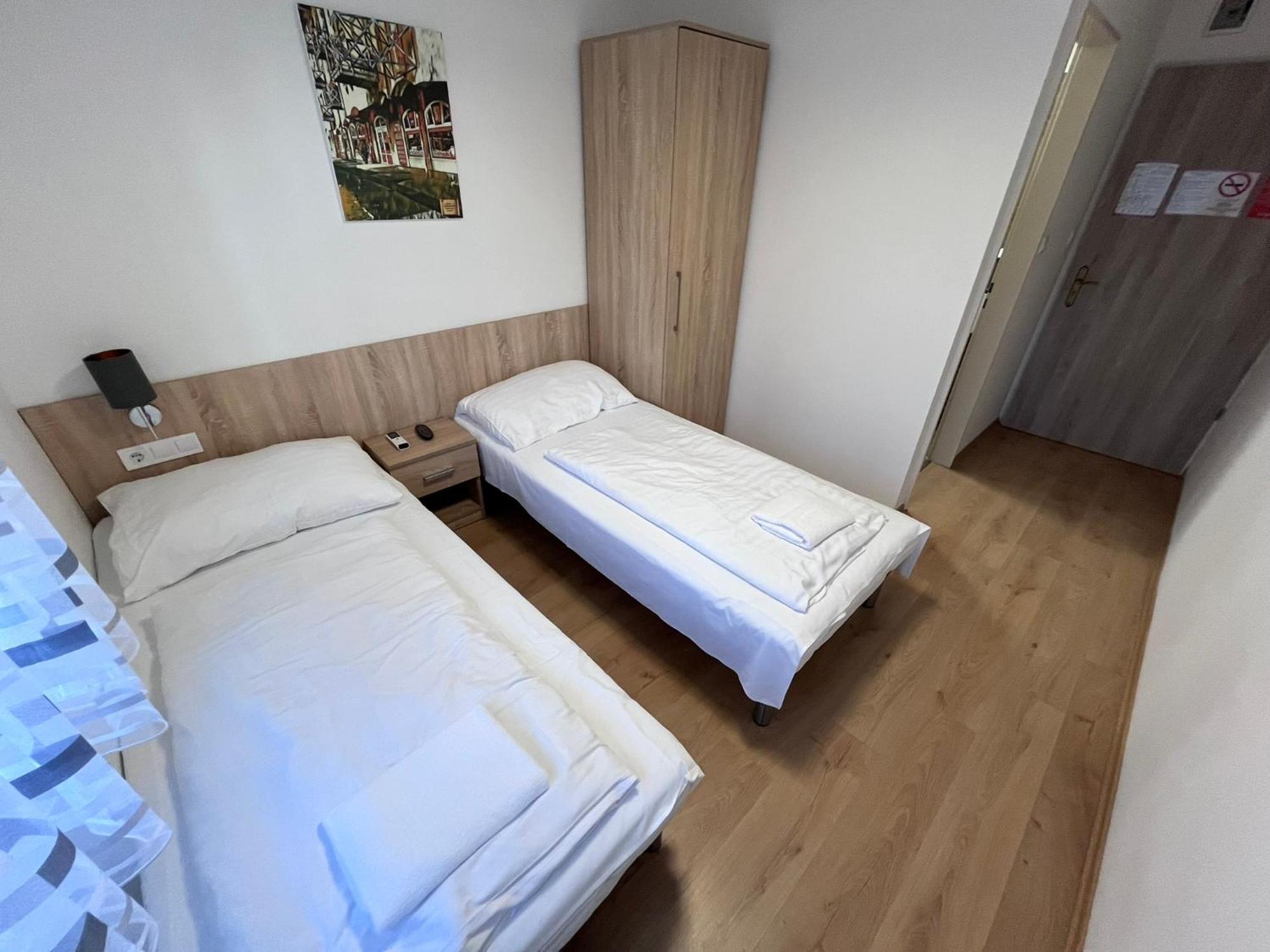Majus 1 Vendeghaz - Torony Hotell Exteriör bild