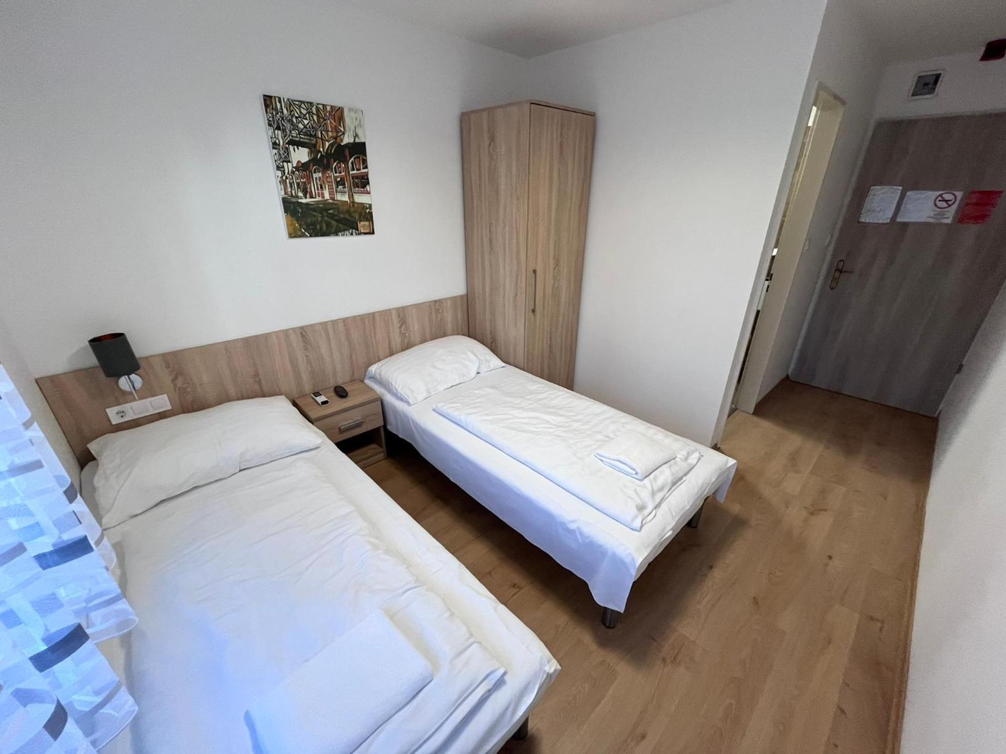 Majus 1 Vendeghaz - Torony Hotell Exteriör bild