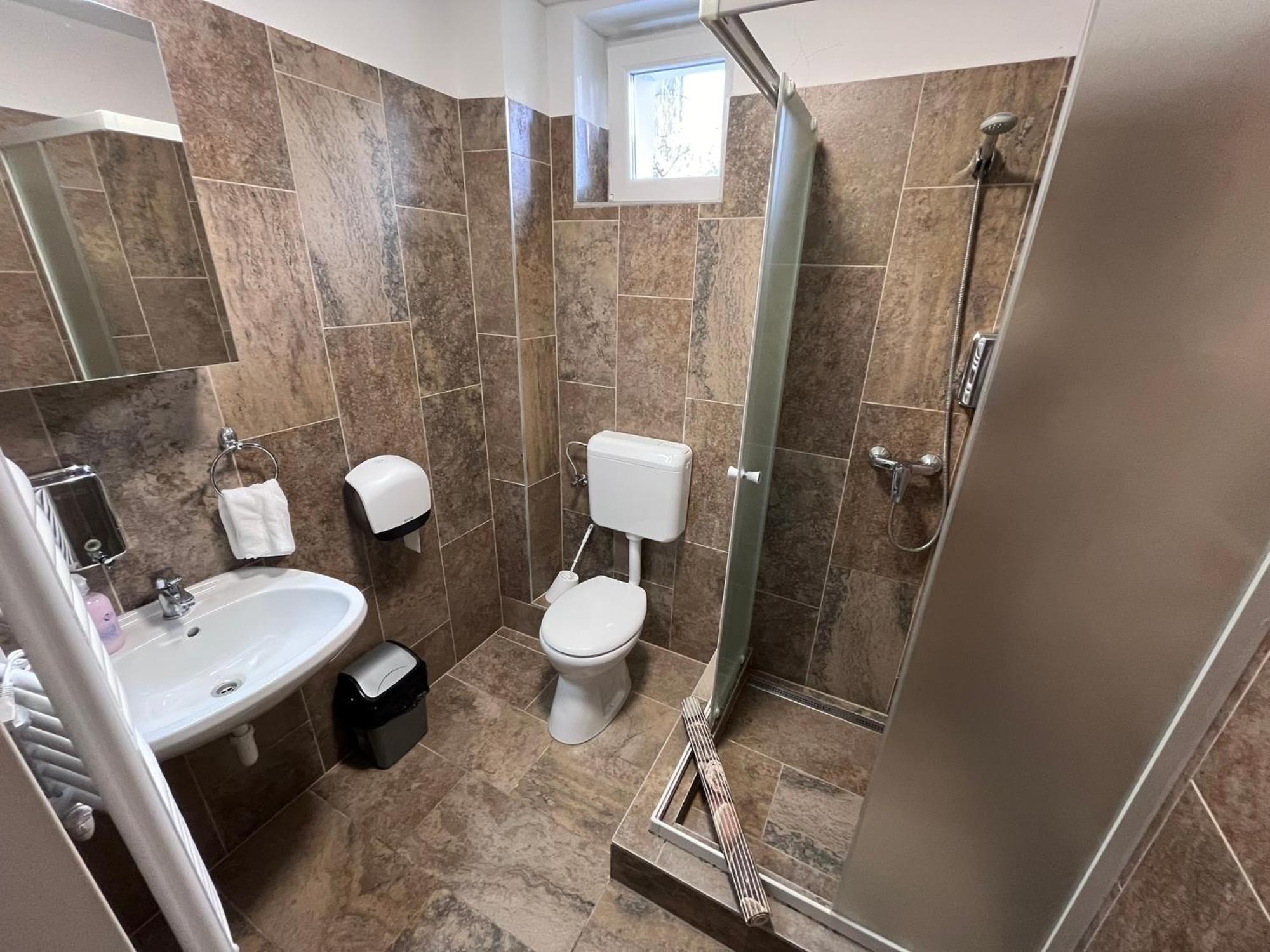 Majus 1 Vendeghaz - Torony Hotell Exteriör bild
