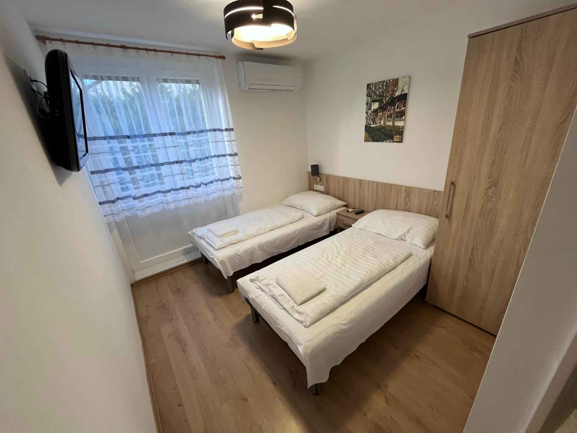 Majus 1 Vendeghaz - Torony Hotell Exteriör bild