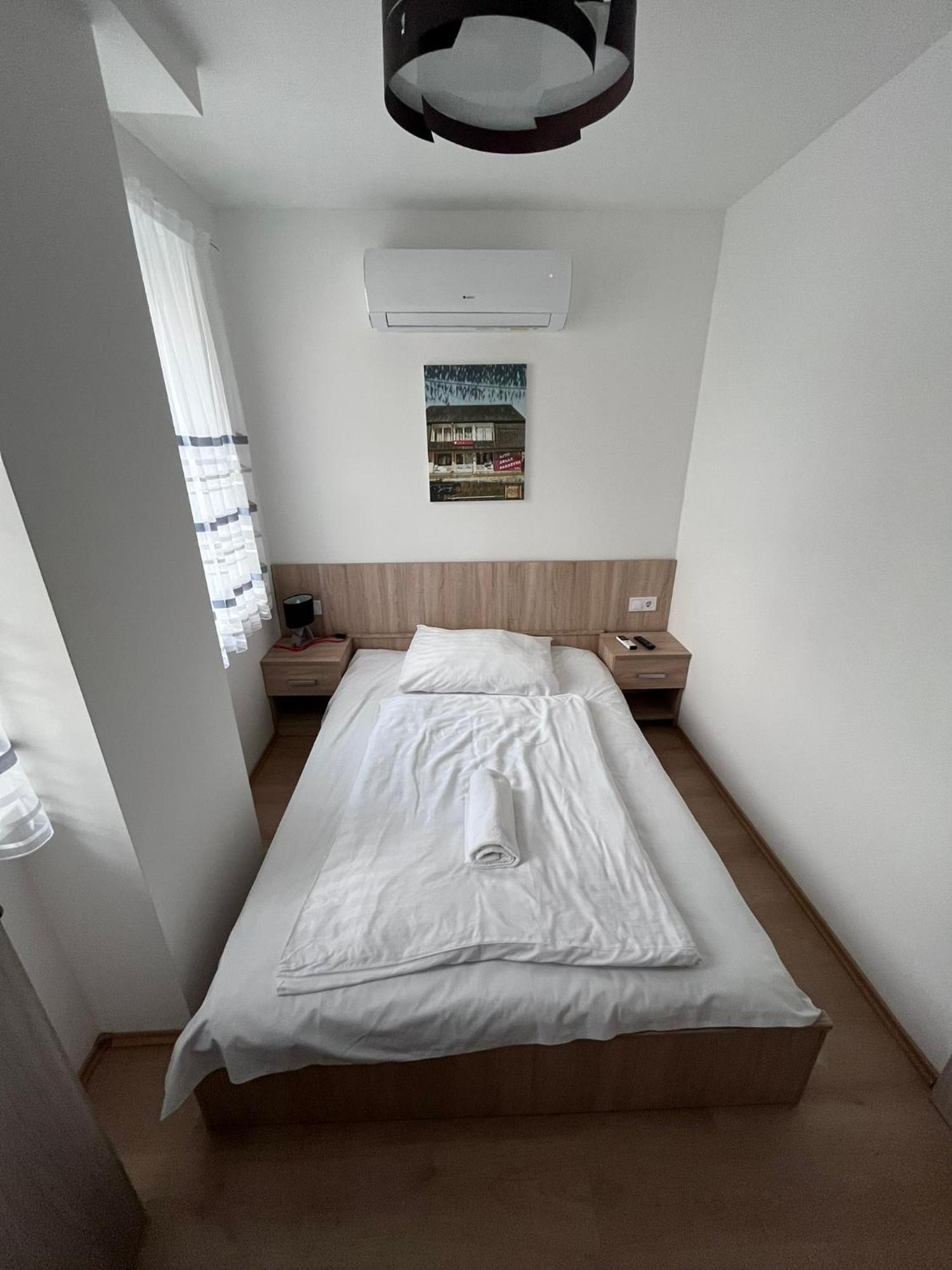 Majus 1 Vendeghaz - Torony Hotell Exteriör bild