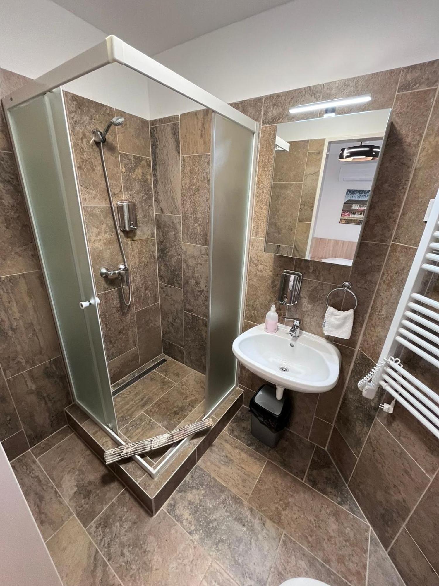 Majus 1 Vendeghaz - Torony Hotell Exteriör bild
