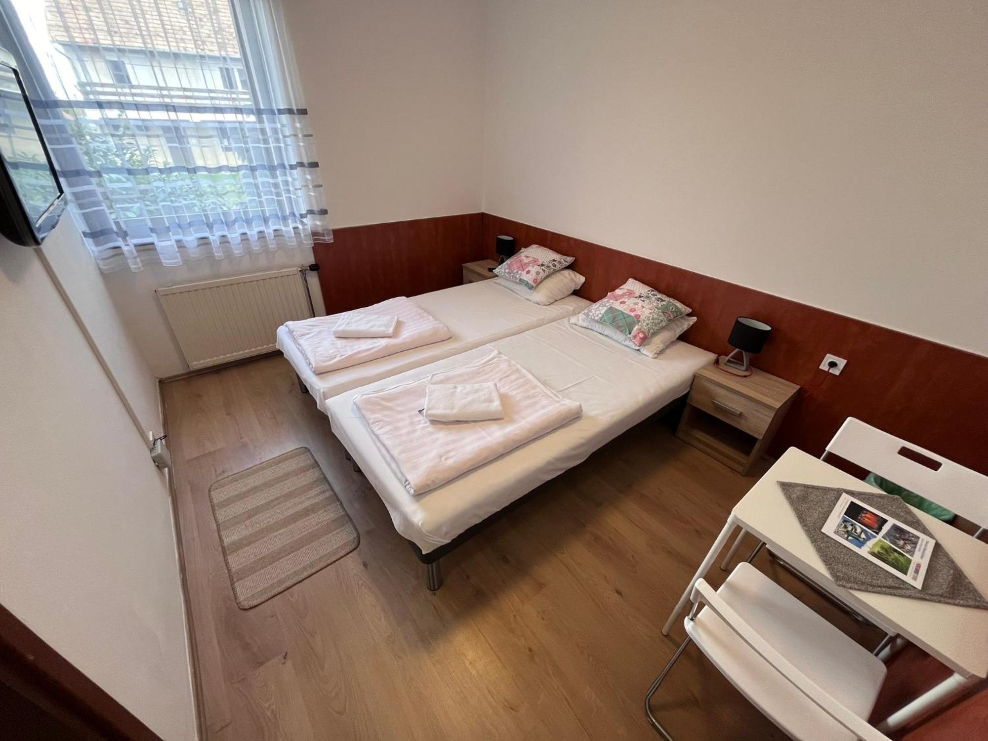 Majus 1 Vendeghaz - Torony Hotell Exteriör bild
