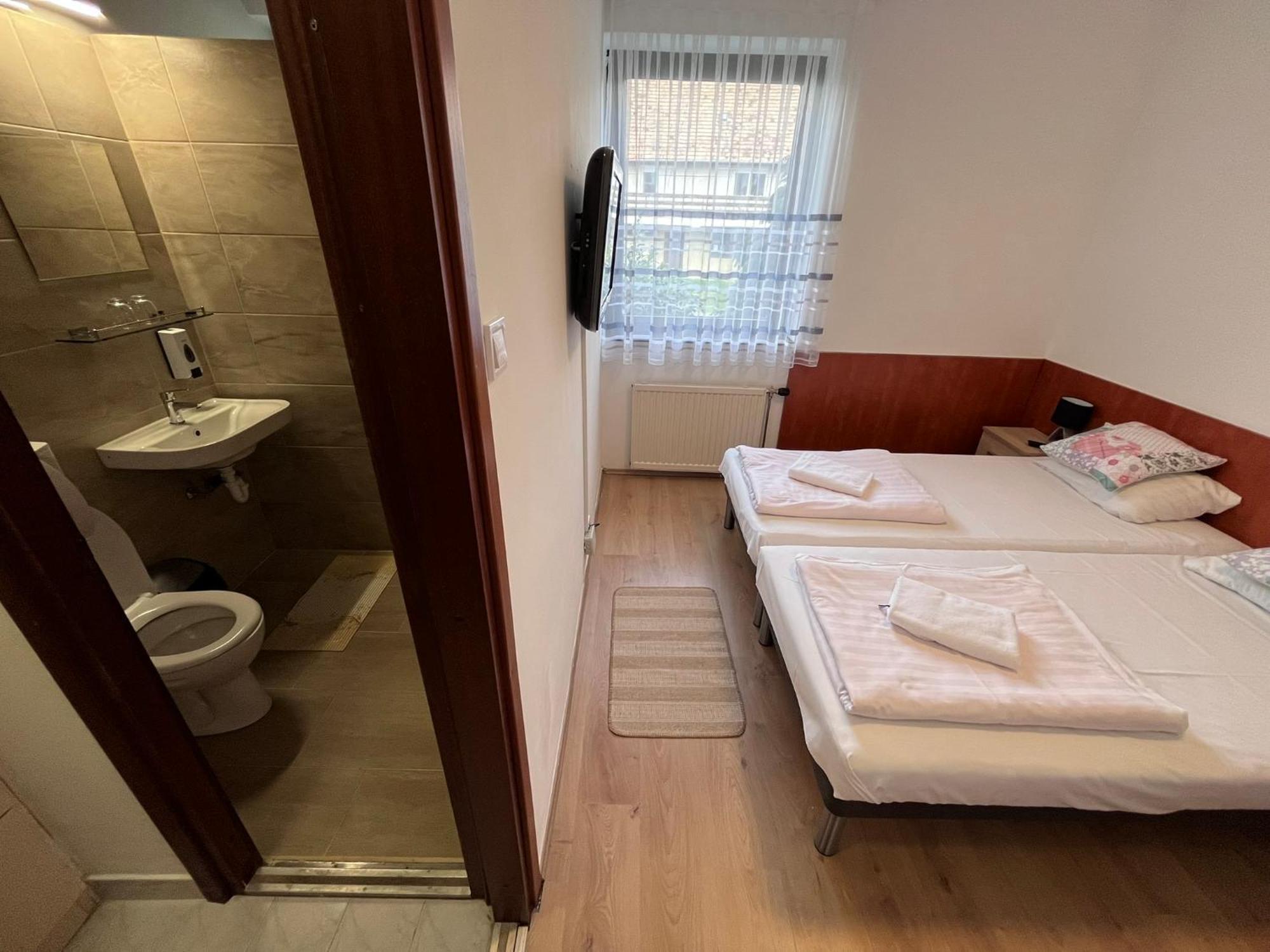 Majus 1 Vendeghaz - Torony Hotell Exteriör bild