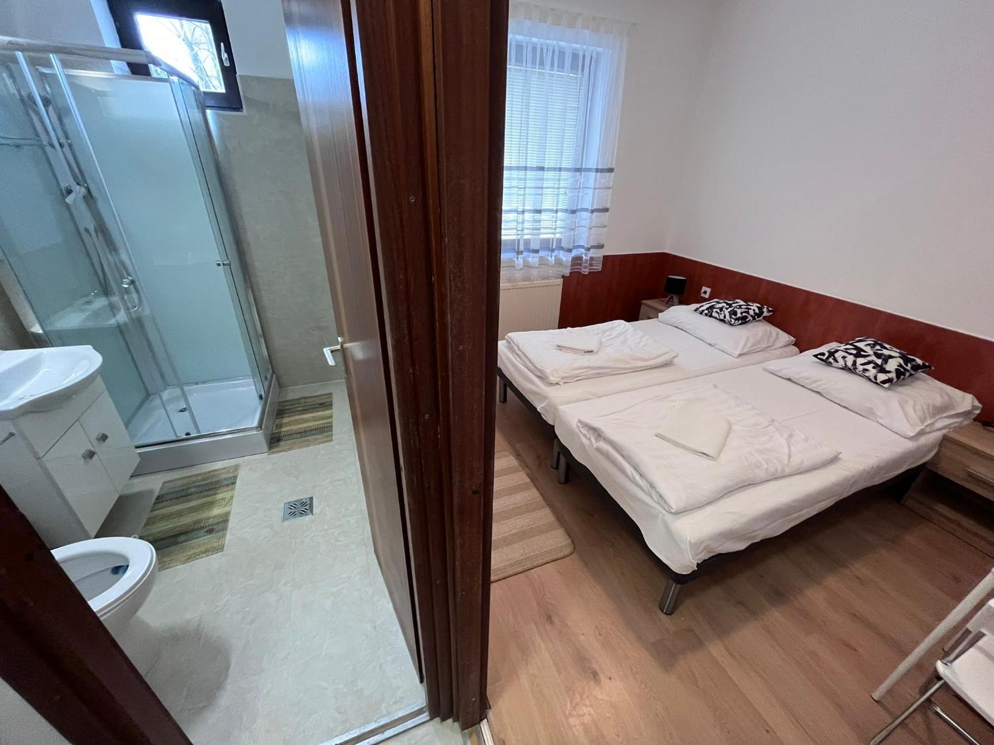 Majus 1 Vendeghaz - Torony Hotell Exteriör bild