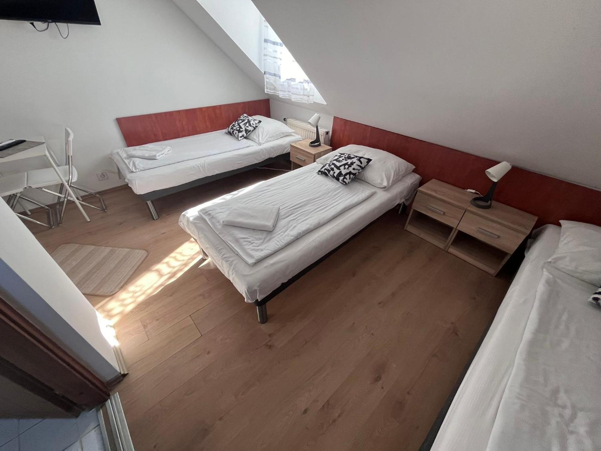 Majus 1 Vendeghaz - Torony Hotell Exteriör bild