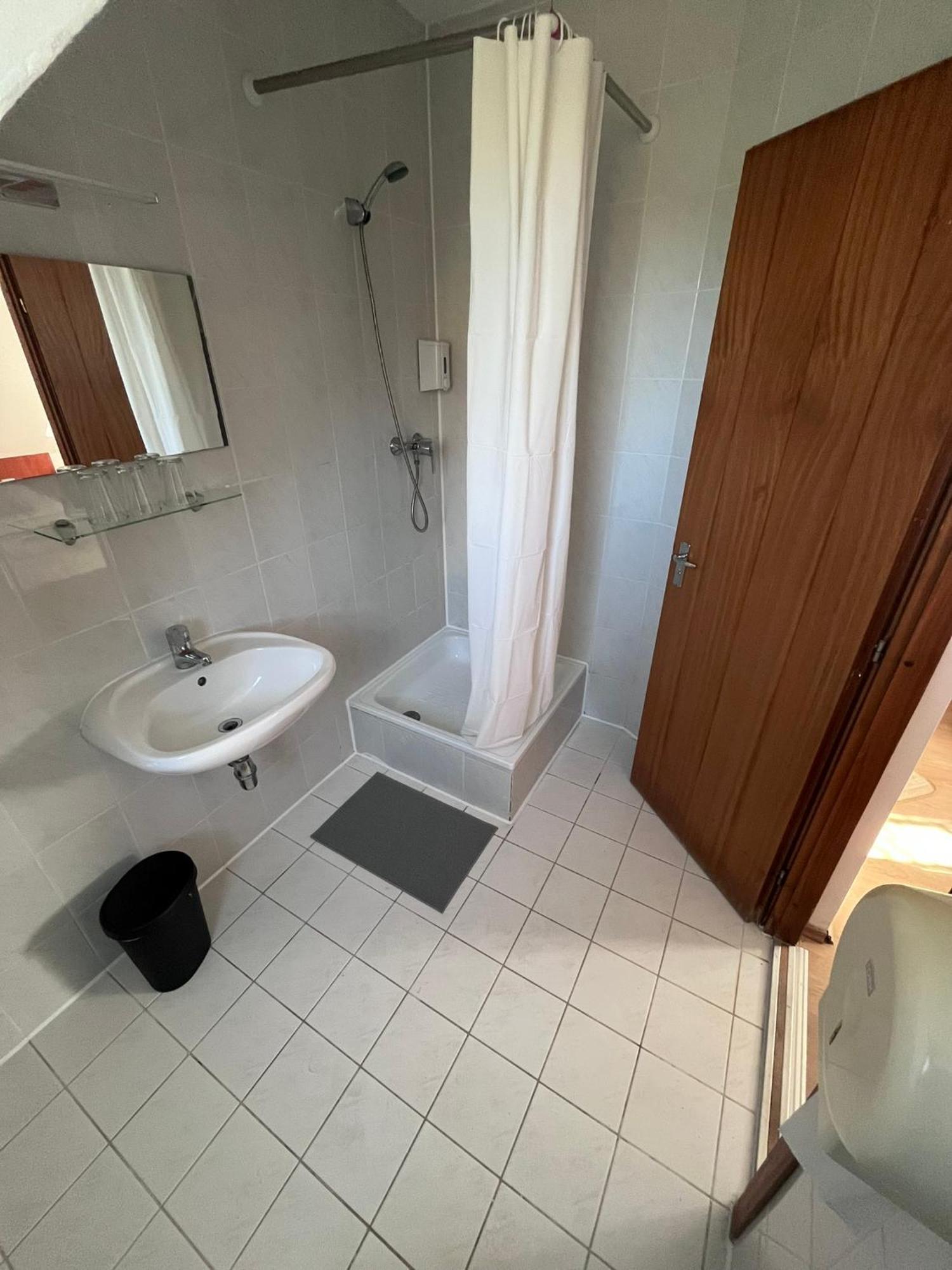 Majus 1 Vendeghaz - Torony Hotell Exteriör bild