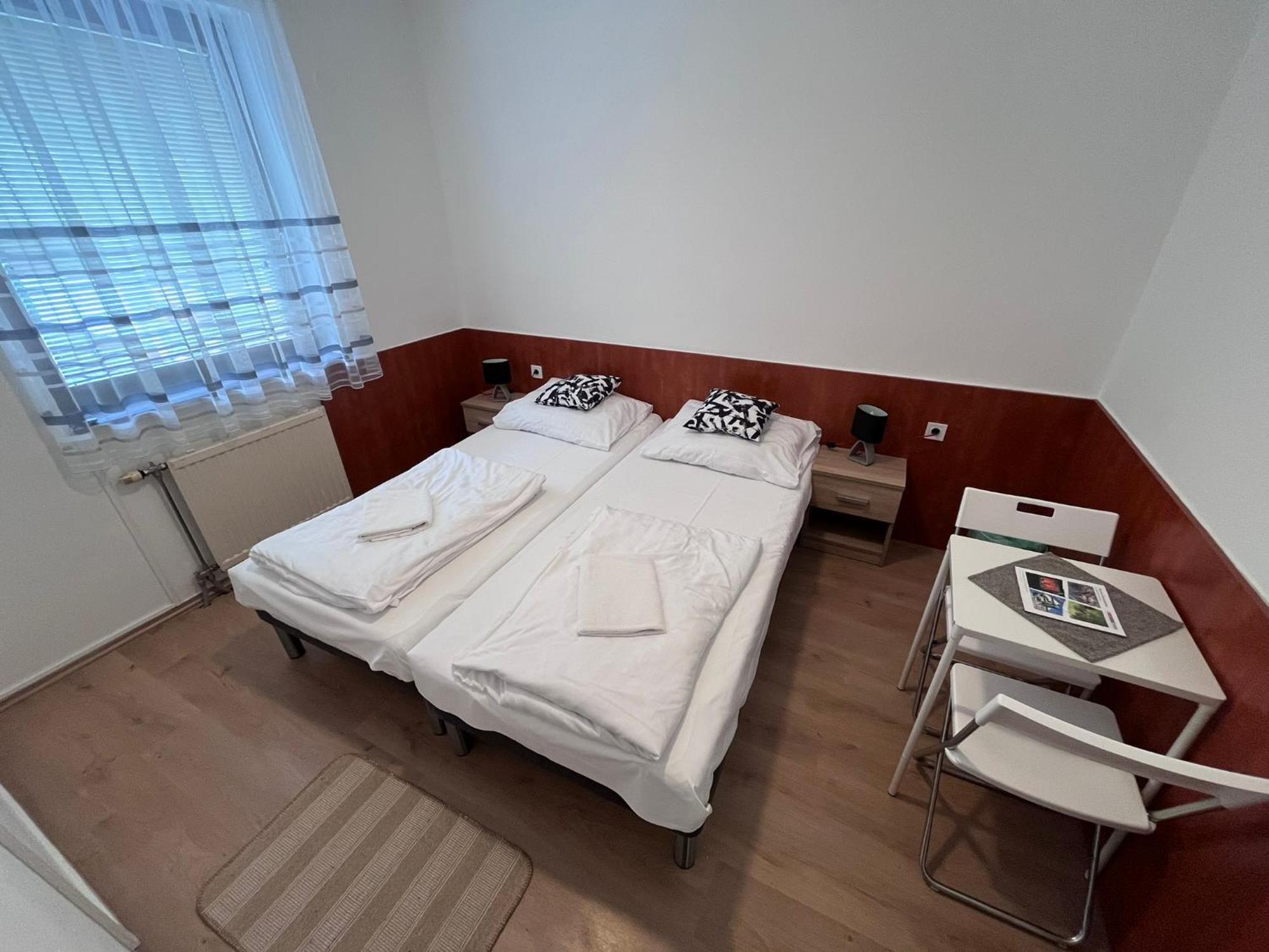 Majus 1 Vendeghaz - Torony Hotell Exteriör bild