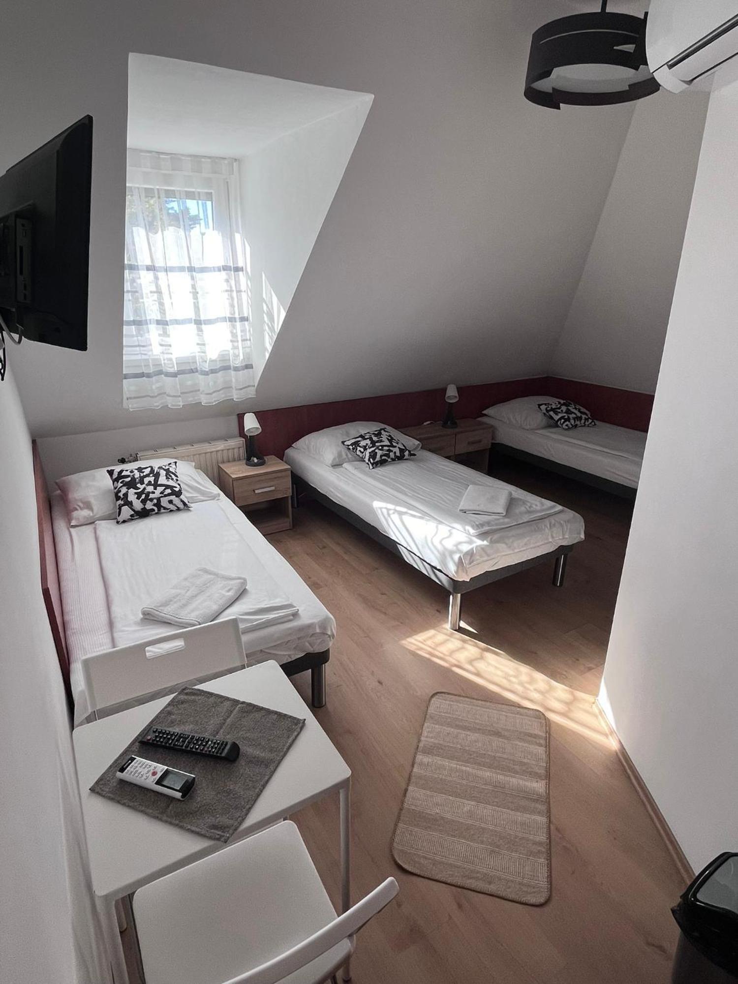 Majus 1 Vendeghaz - Torony Hotell Exteriör bild
