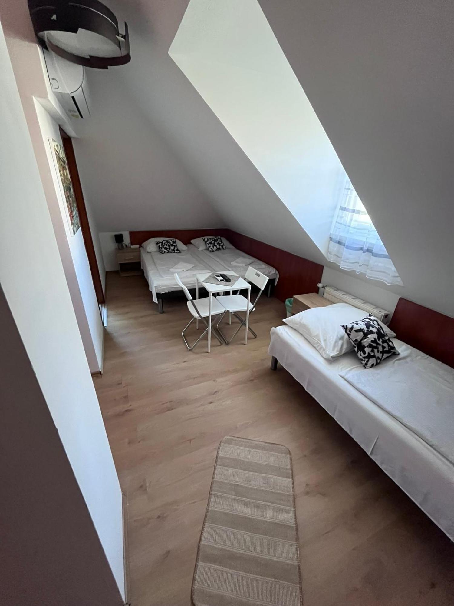 Majus 1 Vendeghaz - Torony Hotell Exteriör bild