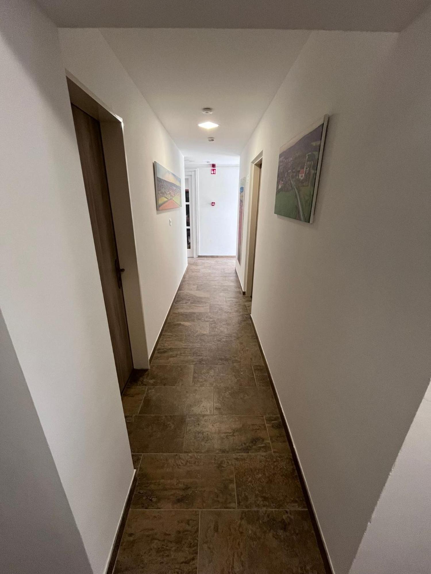 Majus 1 Vendeghaz - Torony Hotell Exteriör bild