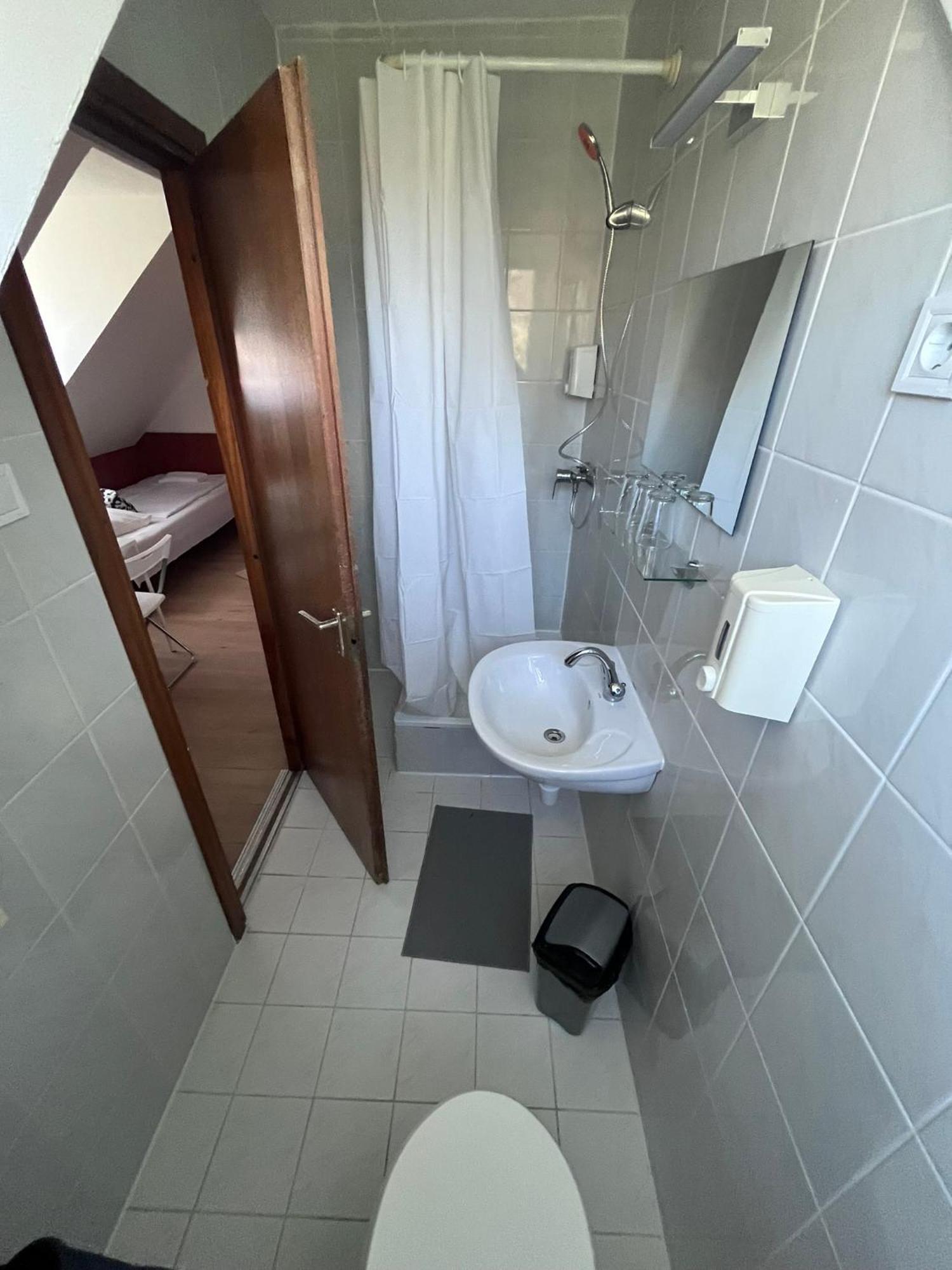 Majus 1 Vendeghaz - Torony Hotell Exteriör bild