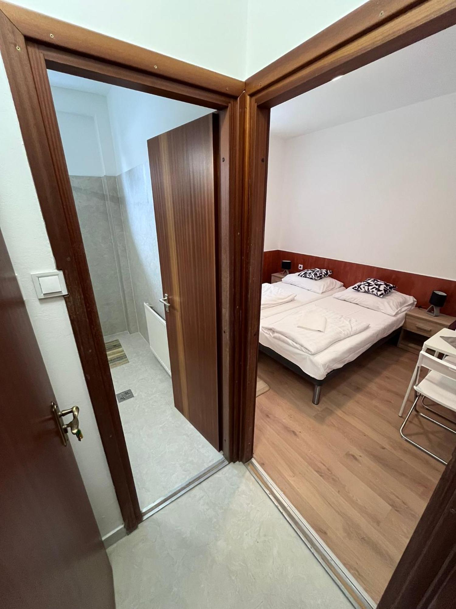 Majus 1 Vendeghaz - Torony Hotell Exteriör bild