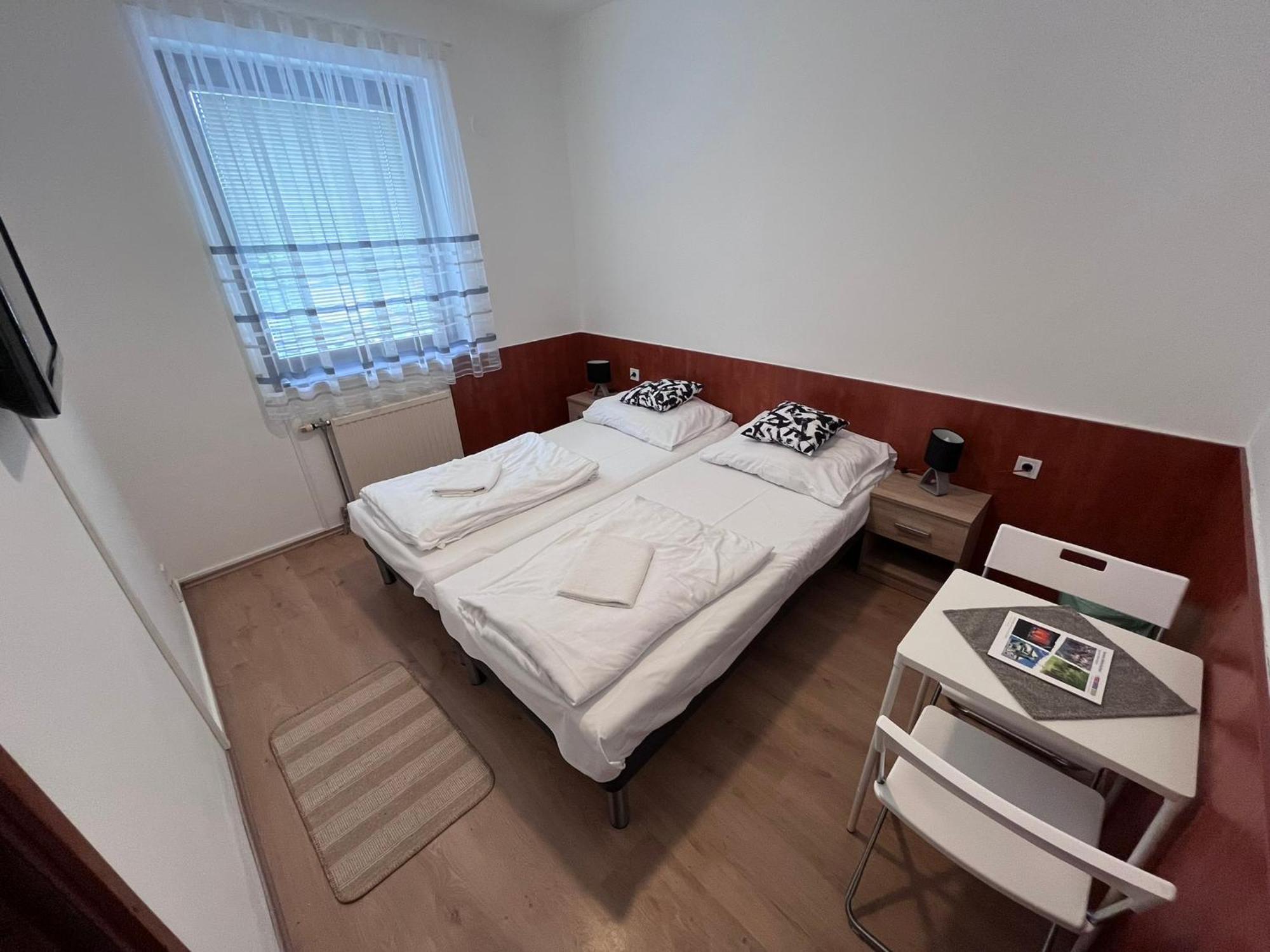 Majus 1 Vendeghaz - Torony Hotell Exteriör bild