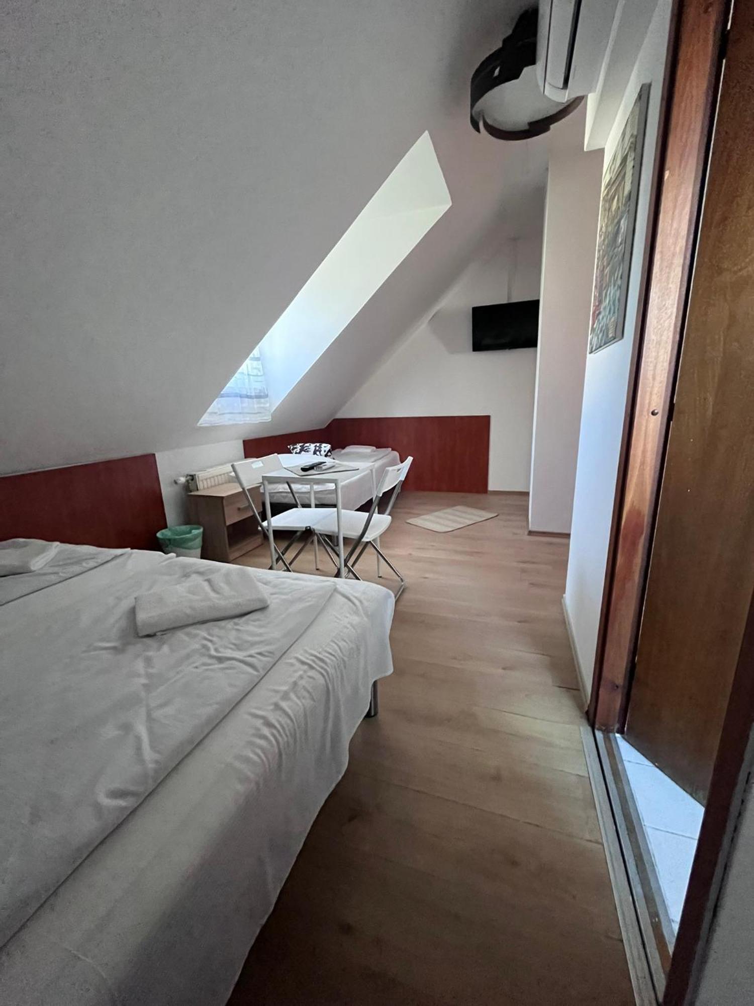 Majus 1 Vendeghaz - Torony Hotell Exteriör bild