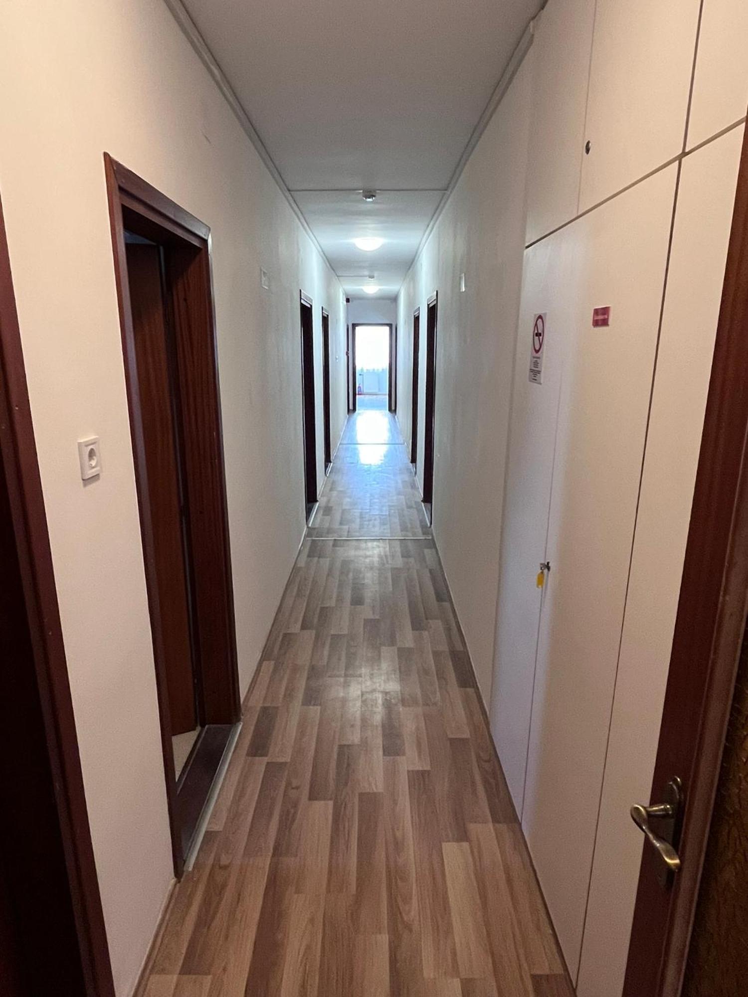 Majus 1 Vendeghaz - Torony Hotell Exteriör bild