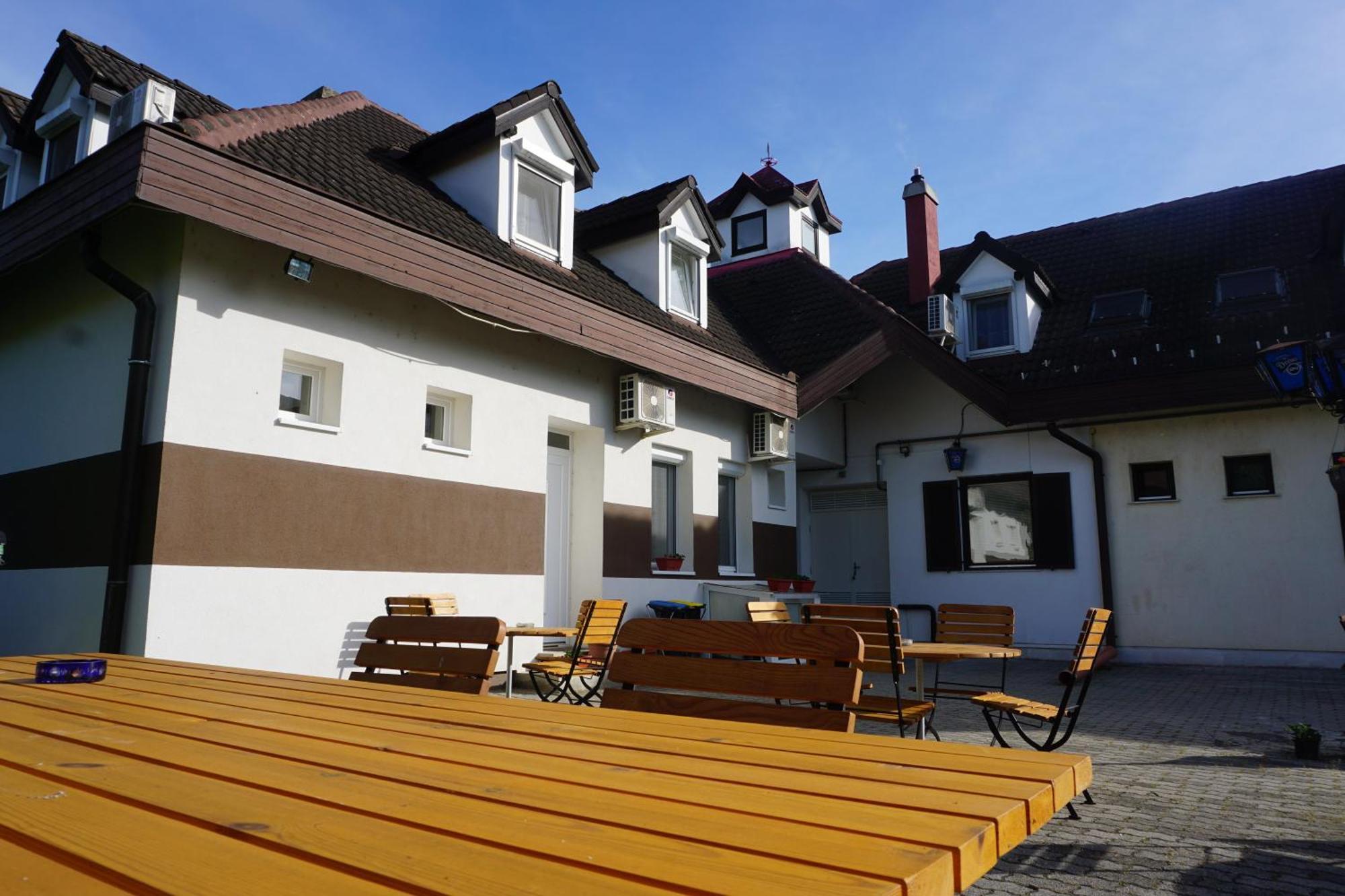 Majus 1 Vendeghaz - Torony Hotell Exteriör bild