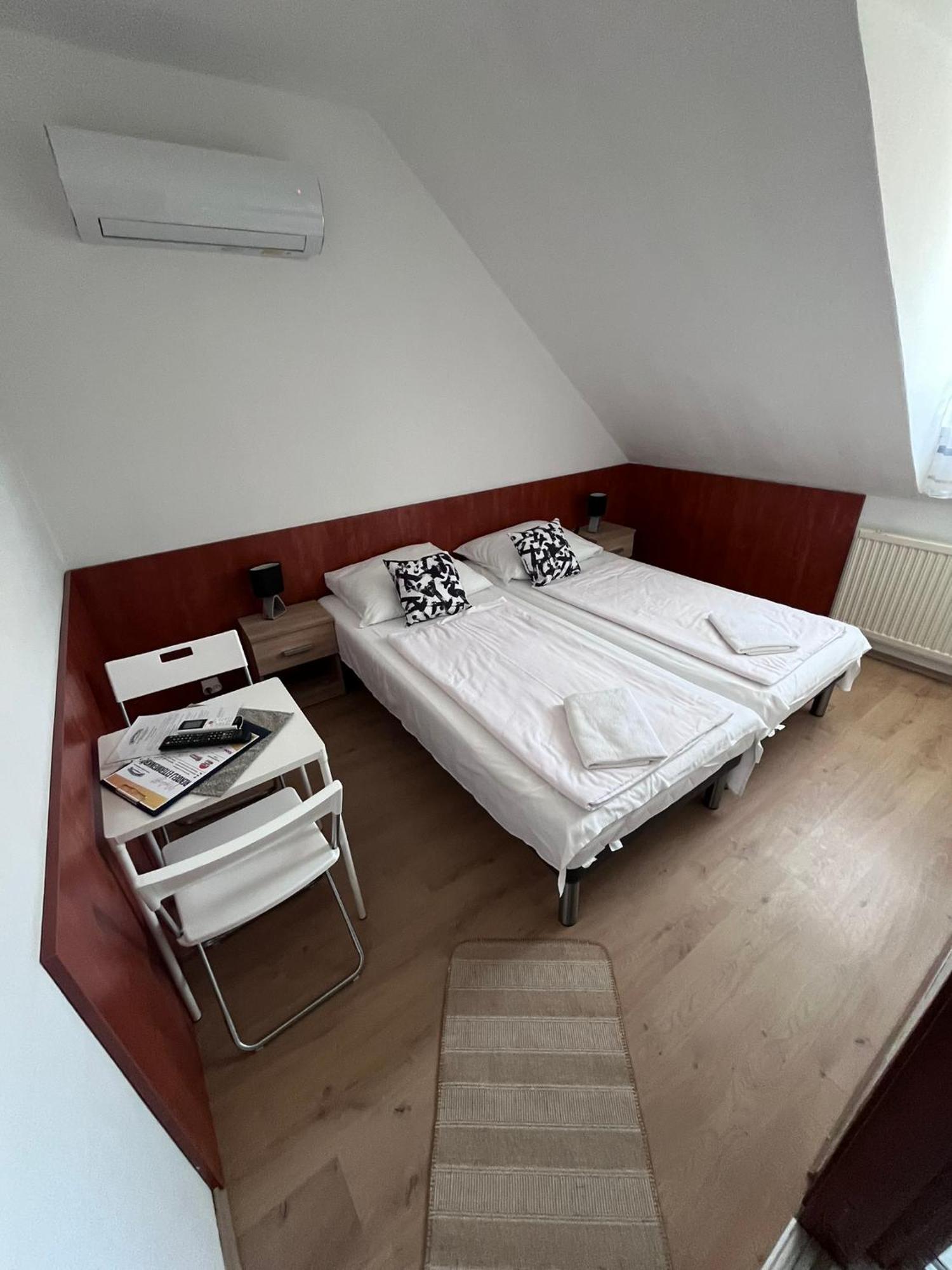 Majus 1 Vendeghaz - Torony Hotell Exteriör bild