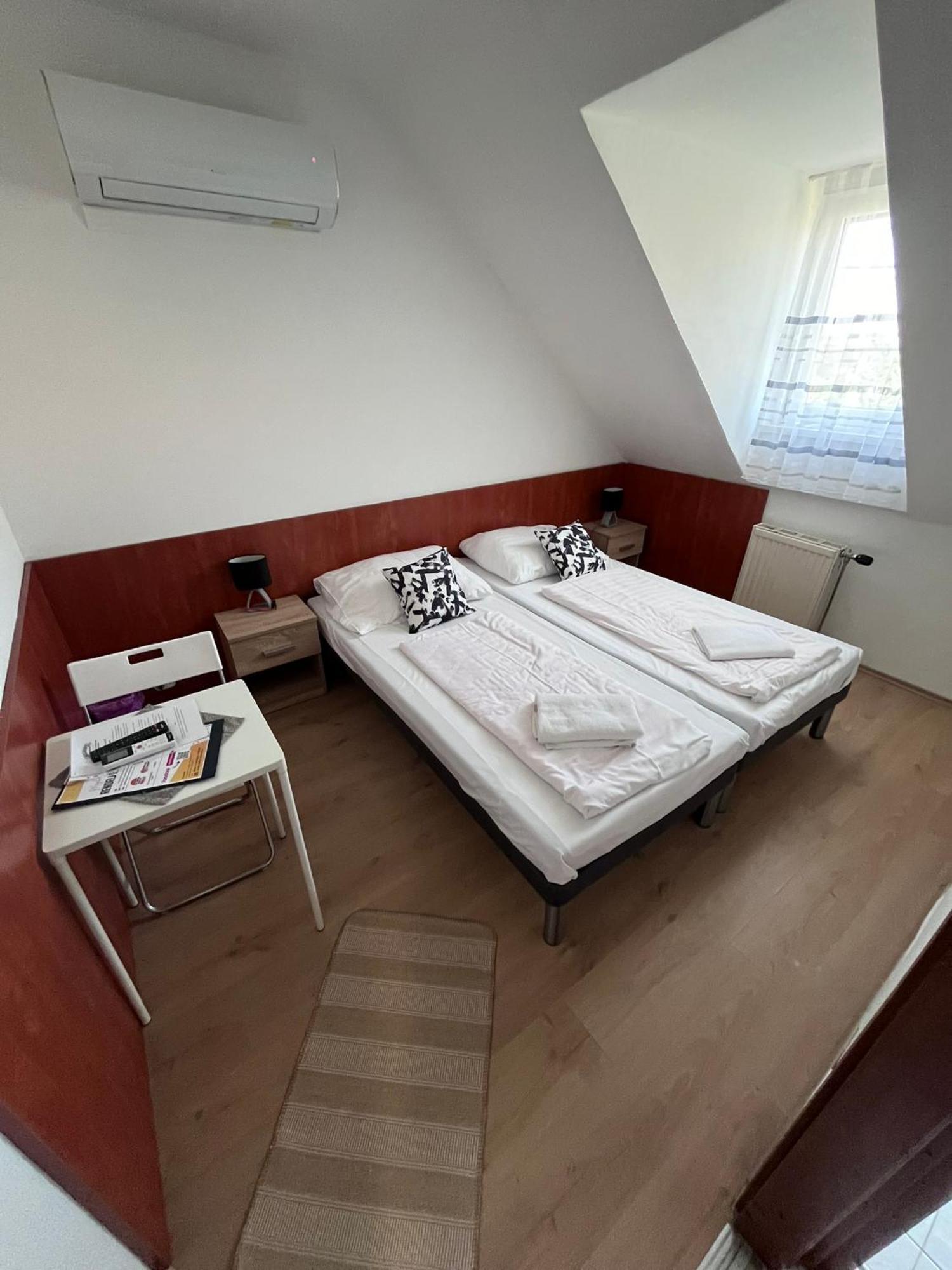 Majus 1 Vendeghaz - Torony Hotell Exteriör bild