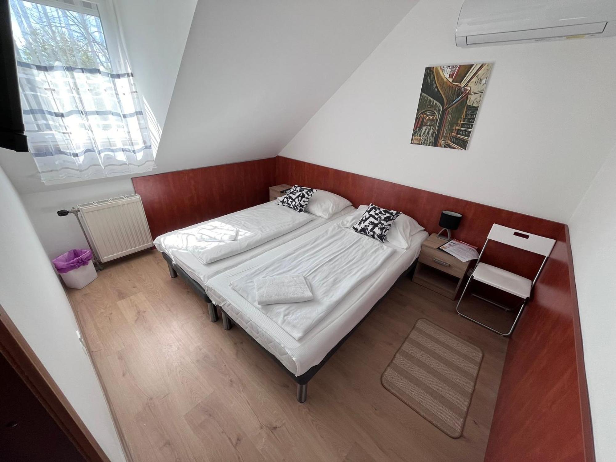 Majus 1 Vendeghaz - Torony Hotell Exteriör bild