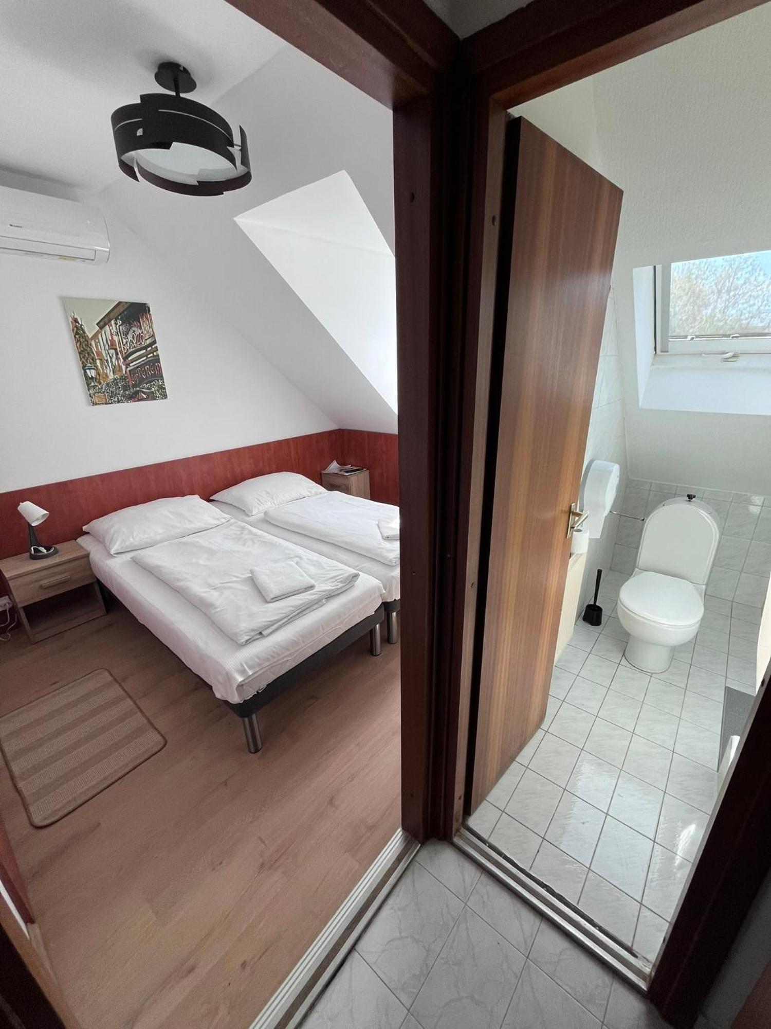 Majus 1 Vendeghaz - Torony Hotell Exteriör bild