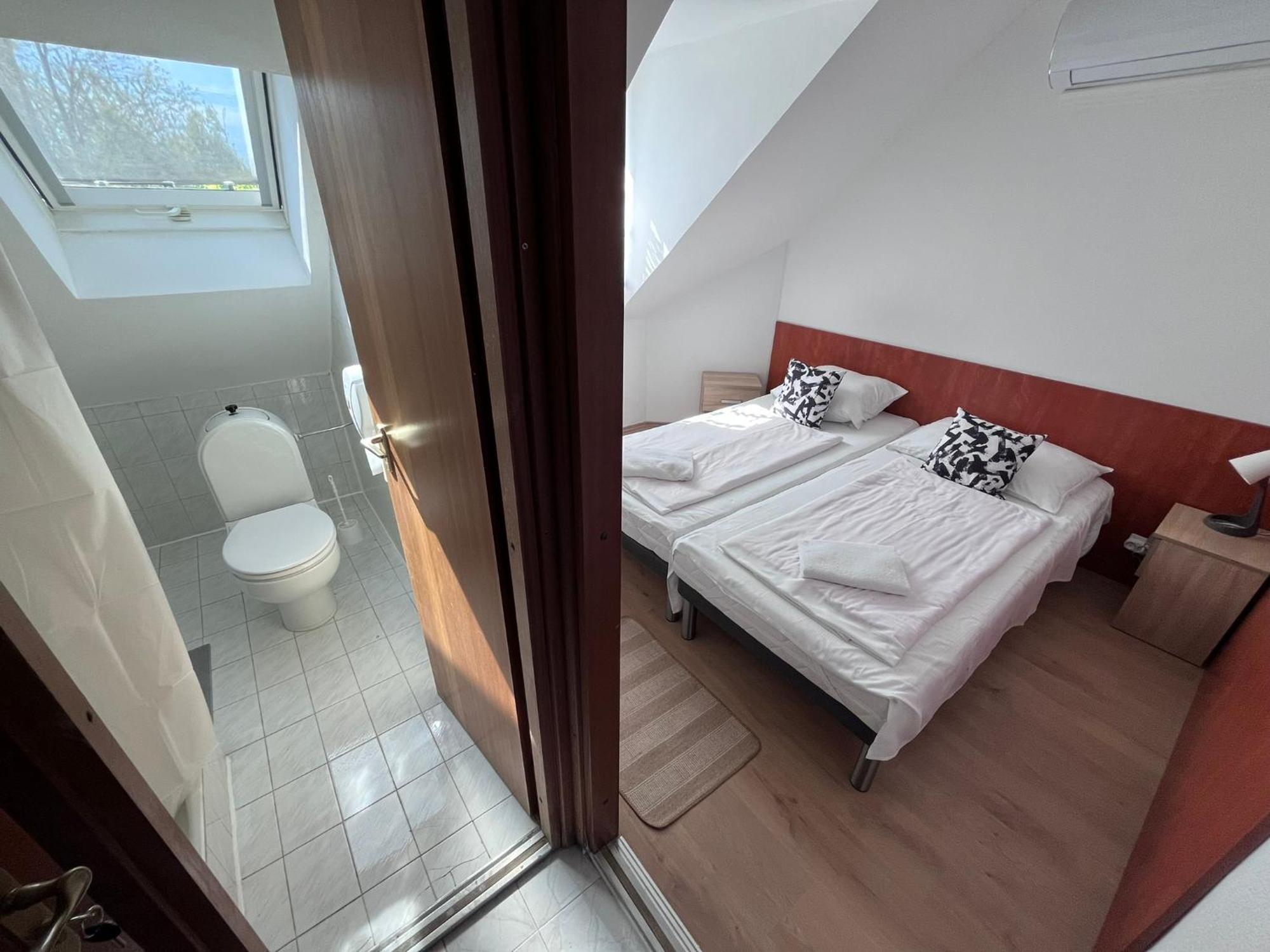 Majus 1 Vendeghaz - Torony Hotell Exteriör bild