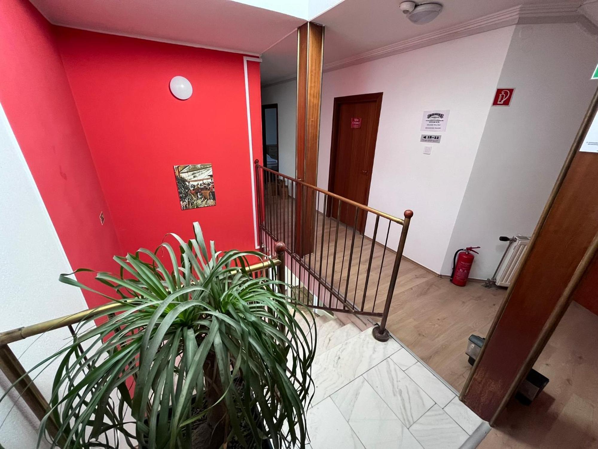 Majus 1 Vendeghaz - Torony Hotell Exteriör bild