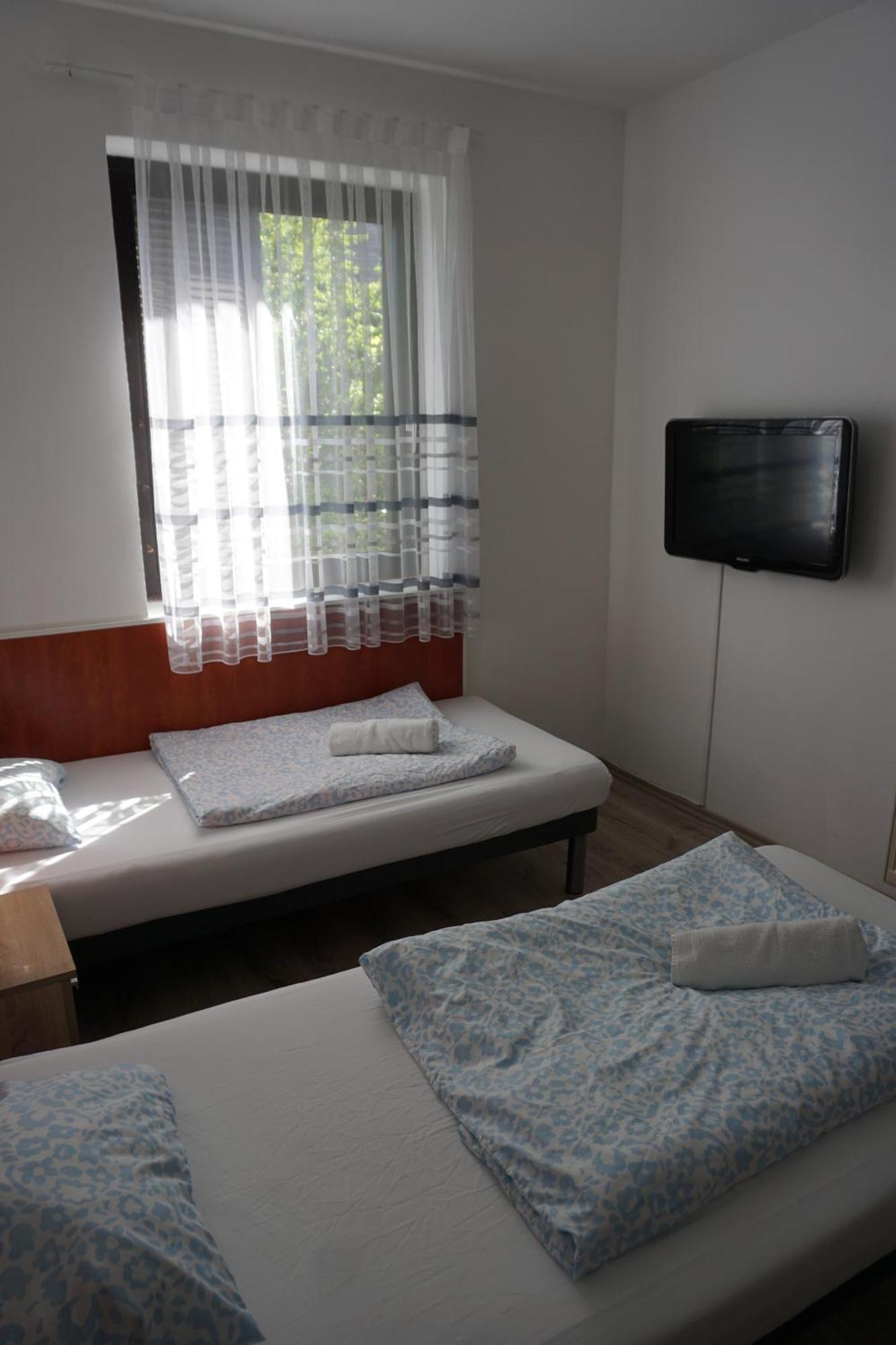 Majus 1 Vendeghaz - Torony Hotell Exteriör bild