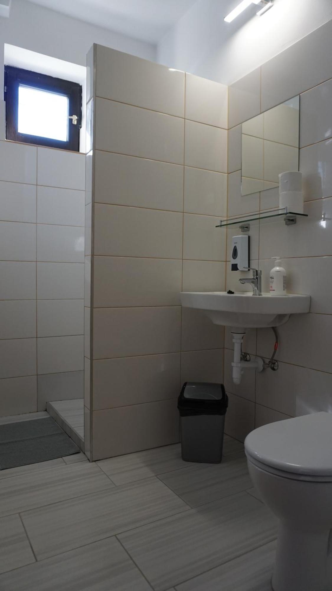 Majus 1 Vendeghaz - Torony Hotell Exteriör bild