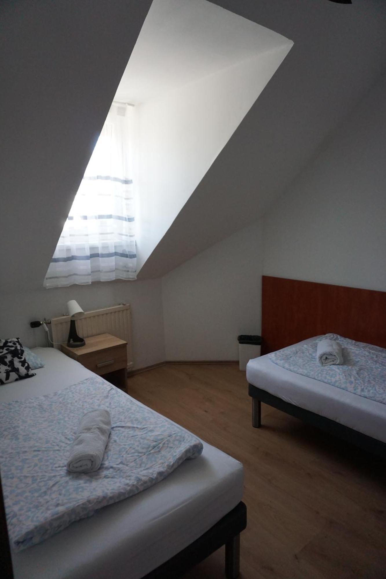 Majus 1 Vendeghaz - Torony Hotell Exteriör bild