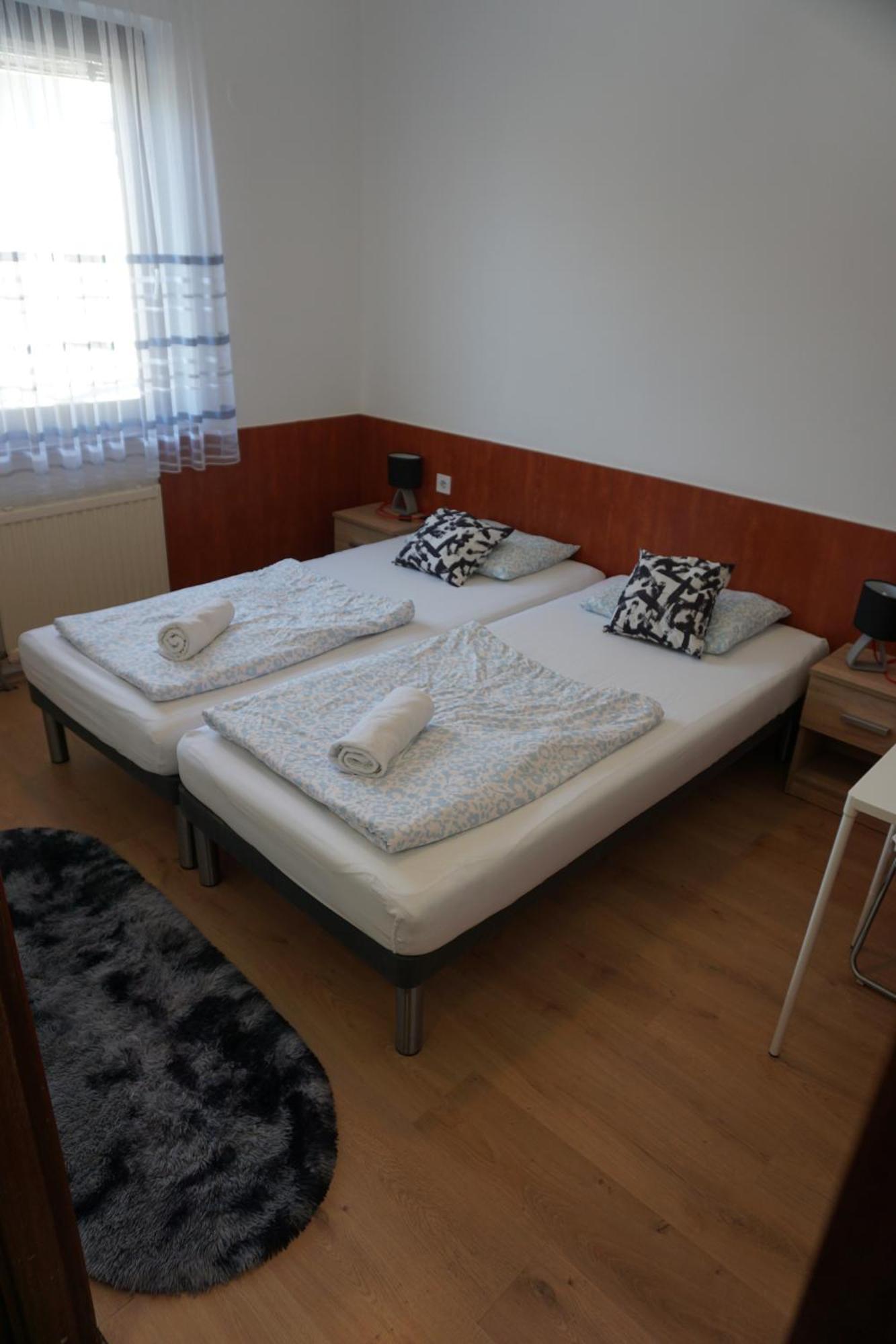 Majus 1 Vendeghaz - Torony Hotell Exteriör bild