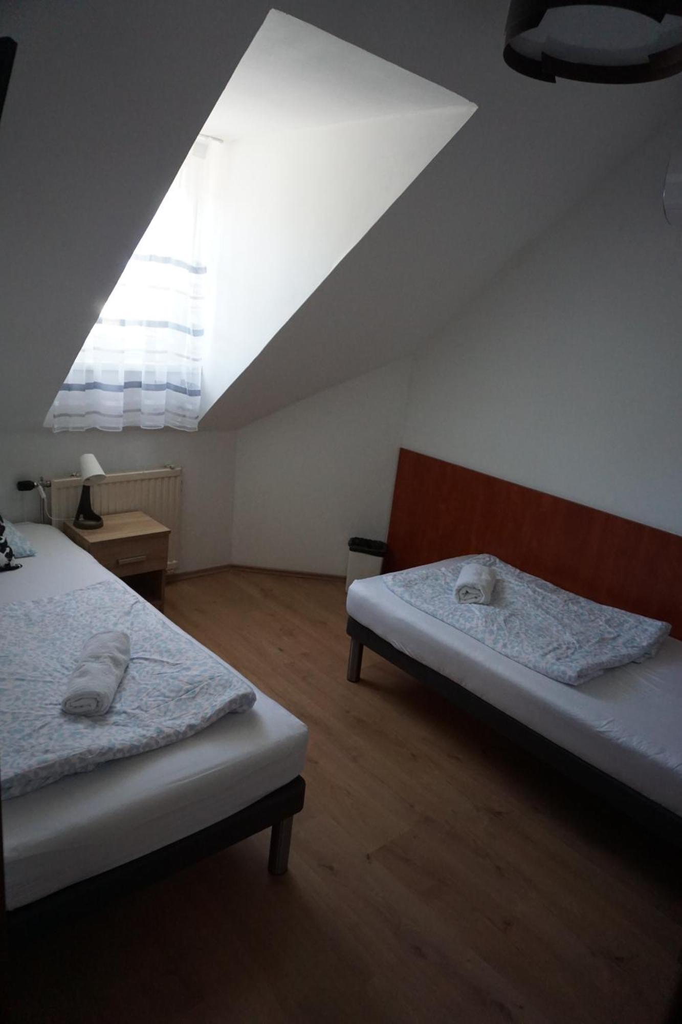 Majus 1 Vendeghaz - Torony Hotell Exteriör bild