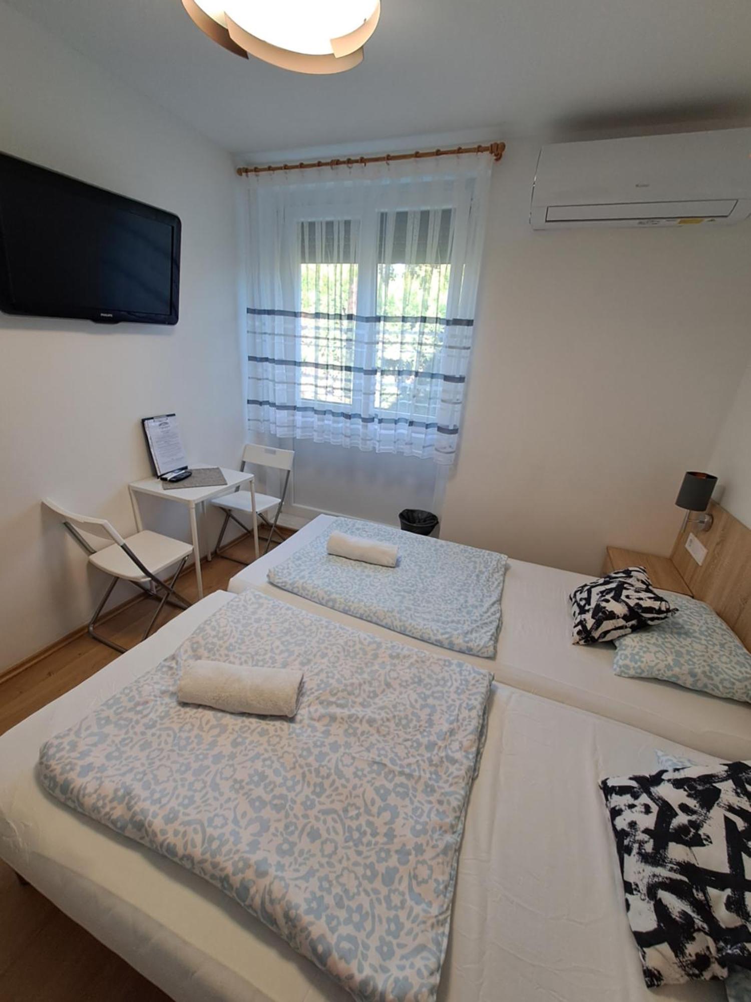 Majus 1 Vendeghaz - Torony Hotell Exteriör bild