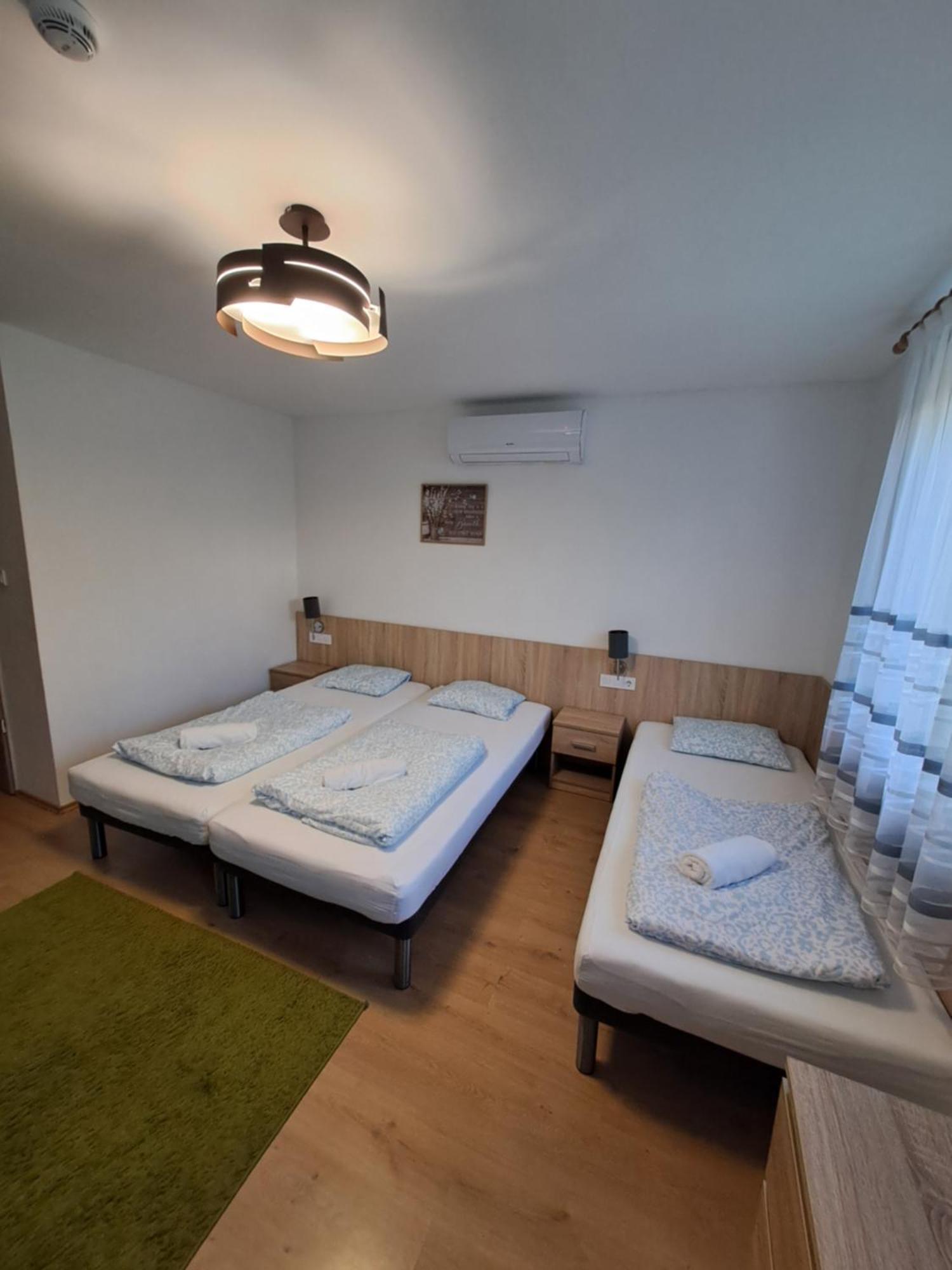 Majus 1 Vendeghaz - Torony Hotell Exteriör bild