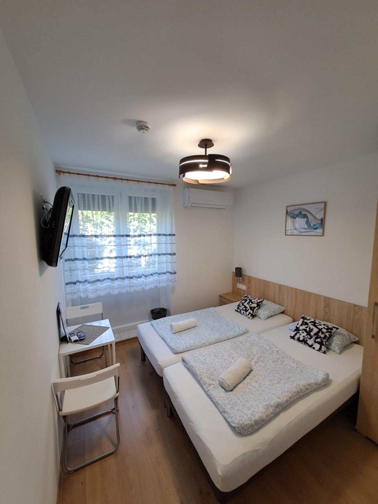 Majus 1 Vendeghaz - Torony Hotell Exteriör bild